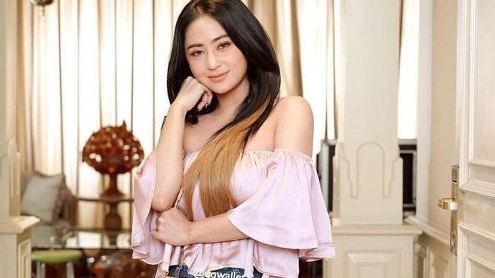 Dewi Perssik Positif Covid-19, Rasakan Gejala Langka, Kulit Wajahnya Kemerahan