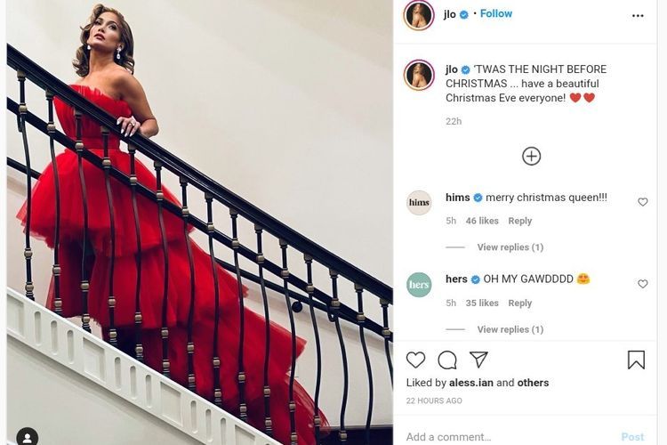 Gaya Jennifer Lopez dengan gaun merah di malam Natal. 