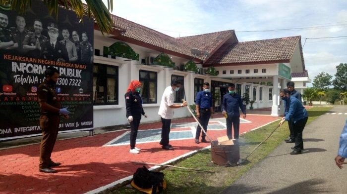 Pemusnahan barang bukti, berlangsung di halaman kantor Kejari Bangka Barat.
