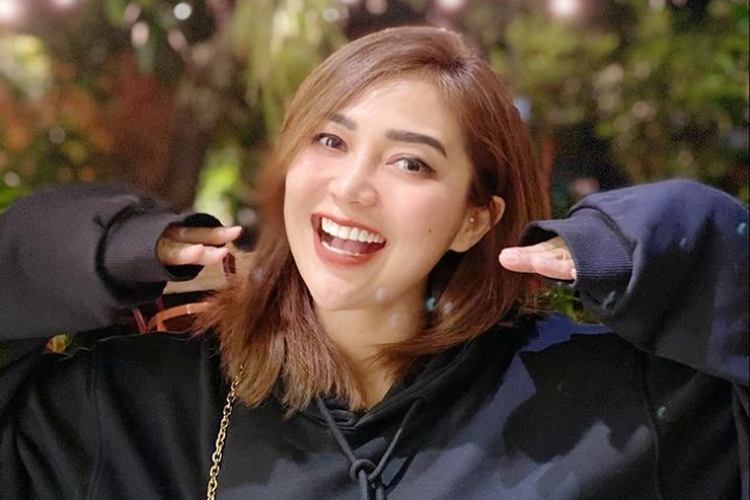 Penyanyi dangdut Chacha Sherly 