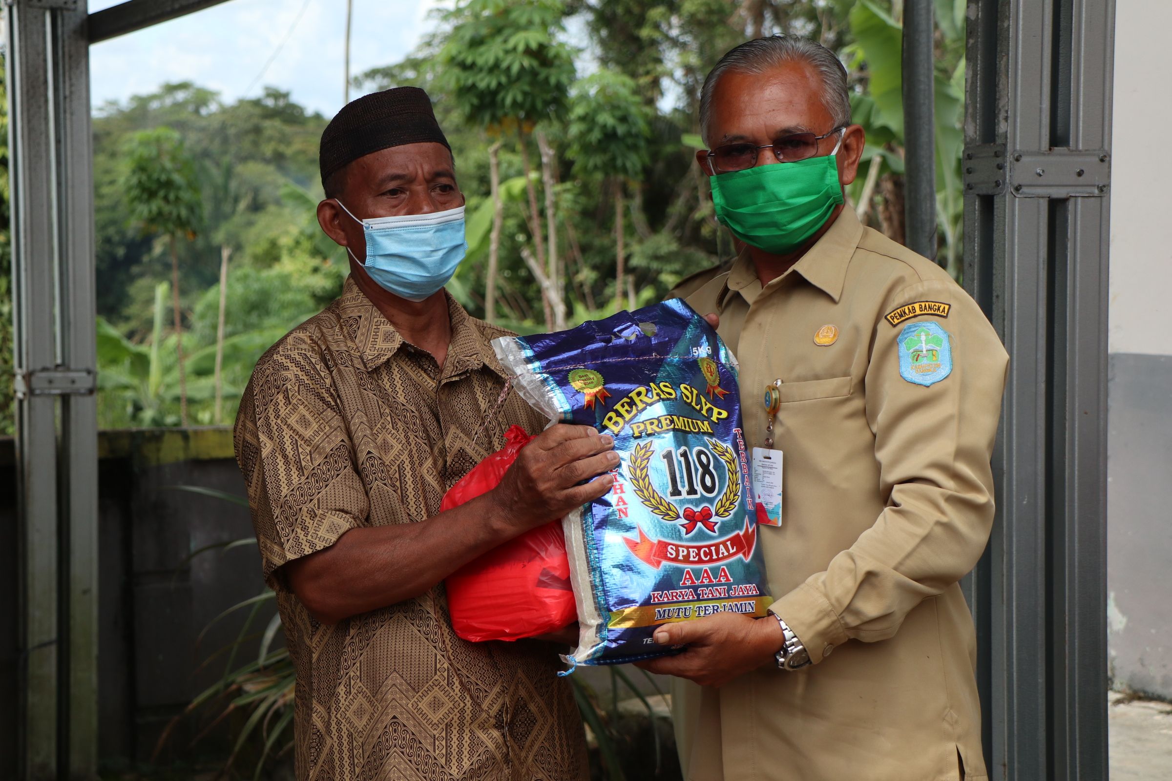 Sebanyak 62 paket Bantuan Sosial (Bansos) sembako disalurkan Pemerintah Kabupaten (Pemkab) Bangka kepada warga Desa Air Duren, Kecamatan Mendo Barat. Prosesi penyaluran tersebut dilangsungkan di Balai Desa Air Duren