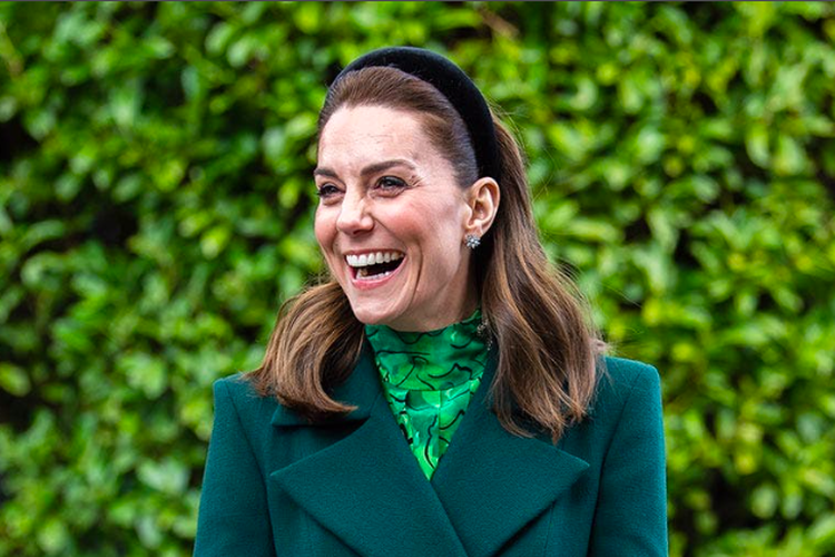 Kate Middleton menggunakan gaun dari Alessandra Rich dan anting dari Asprey Daisy Heritage. 