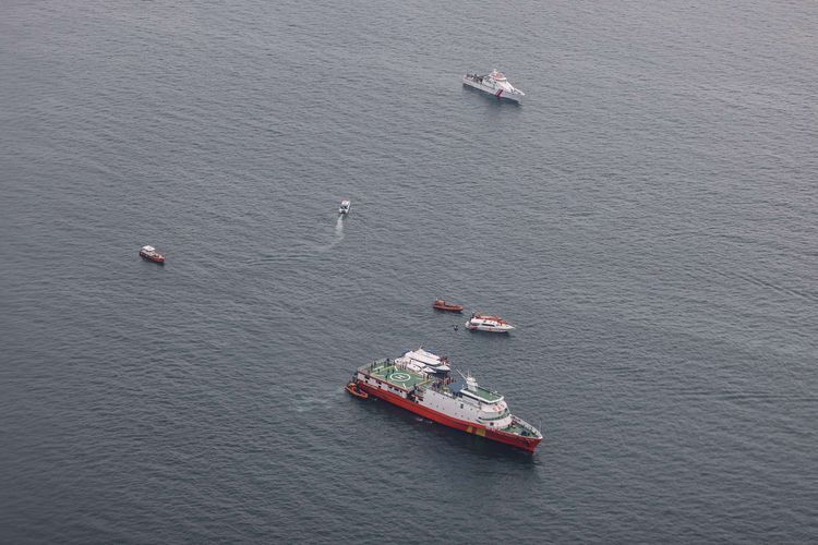 Pantauan udara dari pesawat angkut sedang CN-295 dalam misi pencarian korban dan puing pesawat Sriwijaya Air SJ 182 di atas perairan Kepulauan Seribu, Jakarta, Minggu (10/1/2021). TNI AU mengerahkan 150 personel dan empat armada, antara lain pesawat CN 295, helikopter EC 725 Caracal, helikopter NAS 