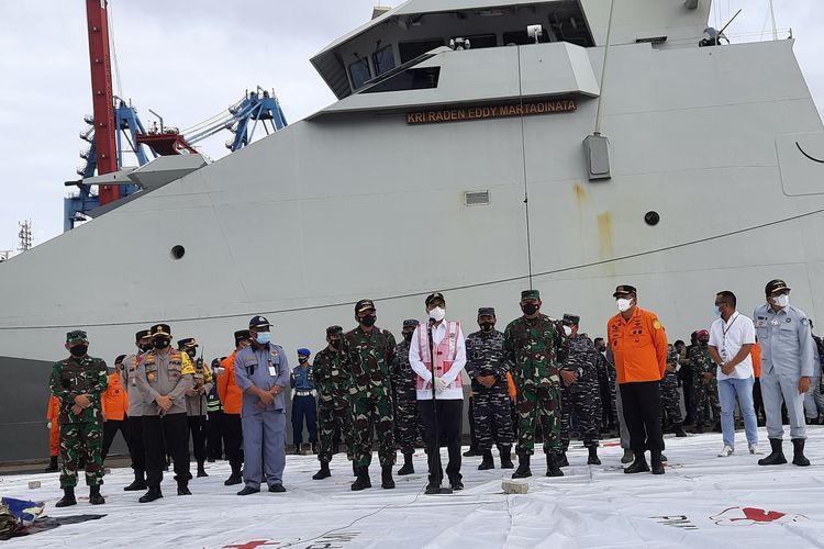 Proses pencarian black box Sriwijaya Air SJ 182 mulai menemui titik terang. Hal ini diungkapkan Panglima TNI Marsekal TNI Hadi Tjahjanto saat konferesi pers di Jakarta International Container Terminal (JICT) 2 Tanjung Priok, Minggu (10/1/2021).(KOMPAS.com/NIRMALA MAULANA ACHMAD)  