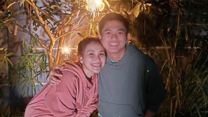 Ayu Ting Ting dengan Adit Jayusman - Menyelenggarakan pernikahan di tengah pandemi, Ayu dan Adit menemui sedikit hambatan perihal adat yang akan mereka kenakan. 