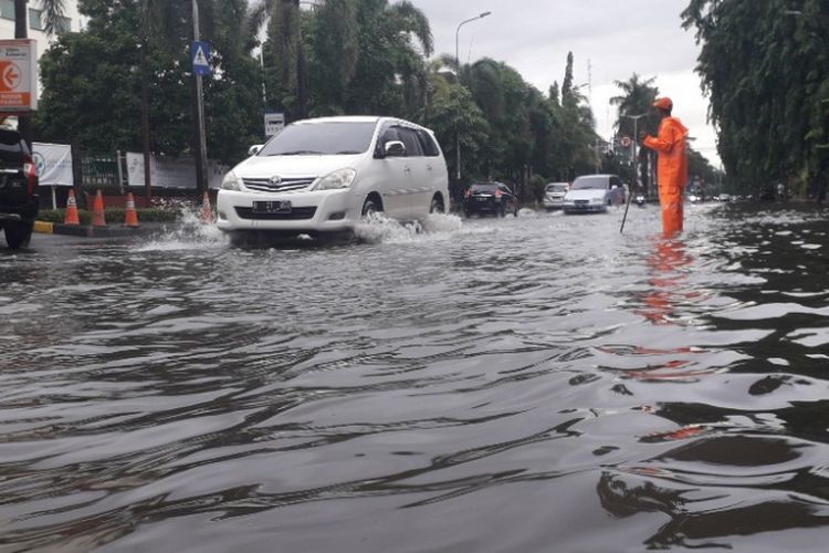 Genangan air di Jalan Raya Gading Kirana imbas meluapnya Kali Bukit Gading Raya, Selasa (5/3/2019) pagi. (KOMPAS.com/Ardito Ramadhan D)  