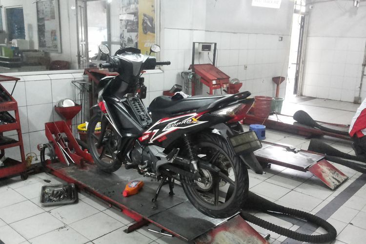 Salah satu motor bebek Honda yang sedang diservis di salah satu bengkel AHASS di Depok, Rabu (16/1/2018). (KompasOtomotif/Alsadad Rudi) 