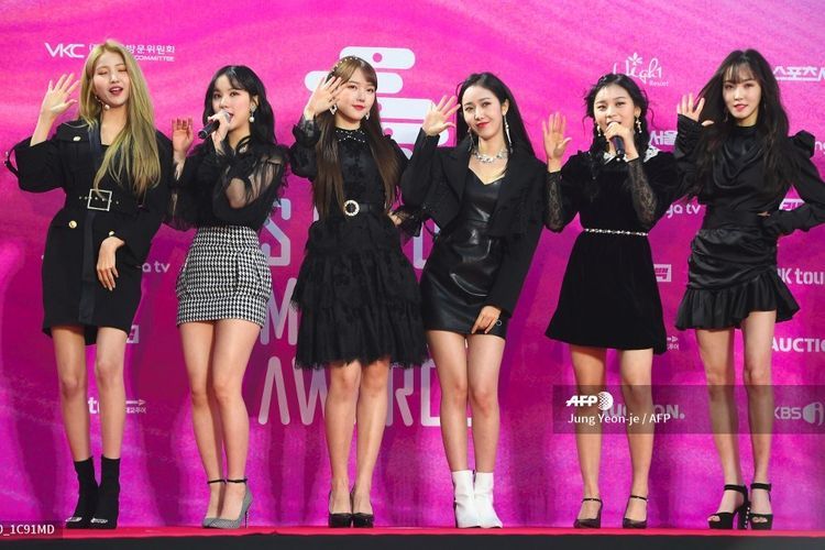 Girl group GFRIEND berpose di karpet merah 28th Seoul Music Awards di Seoul, Korea Selatan, pada 15 Januari 2019