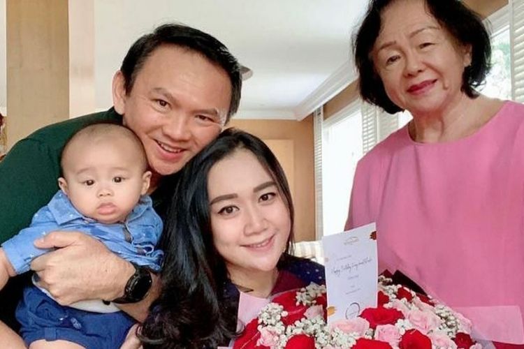 Ahok bersama anak dan istrinya, Puput Nastiti Devi, serta sang ibunda 