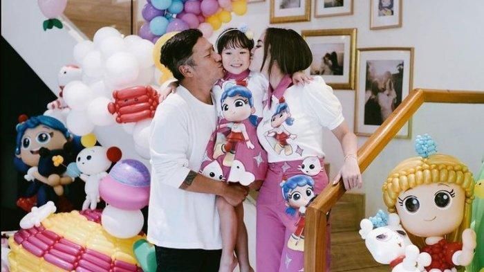 Gempi merayakan hari ulang tahun bersama kedua orangtuanya, Gading Marten dan Gisel 