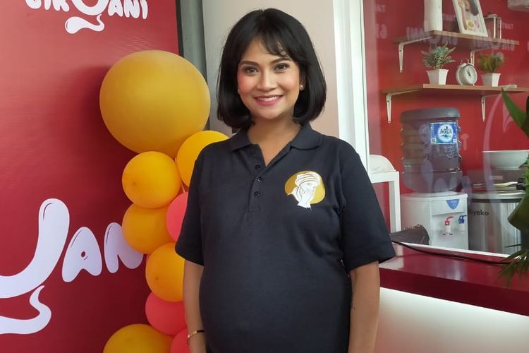 anessa Angel saat membuka gerai usaha kuliner di kawasan Bintaro, Jakarta Selatan