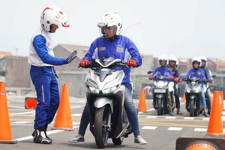 Tips berkendara sepeda motor yang aman dan nyaman bagi wanita (Dok. DAM)  