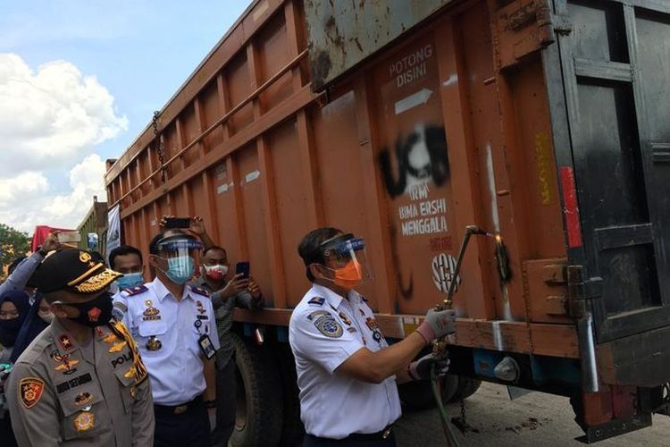 Ilustrasi Truk ODOL yang ditindak dengan pemotongan menggunakan alat las. (Istimewa)  