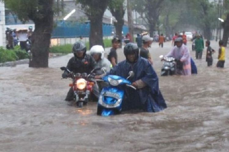 Motor terabas banjir (Foto: Motorplus-online)  