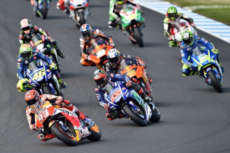 Marc Marquez (93) memimpin di GP Australia yang berlangsung di Sirkuit Phillip Island, Minggu (22/10/2017). (AFP/Peter Parks)  