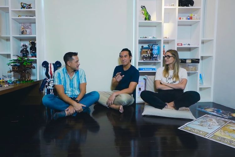 Pasangan Daniel Mananta dan Viola Maria berbincang dengan artis peran Ari Wibowo 