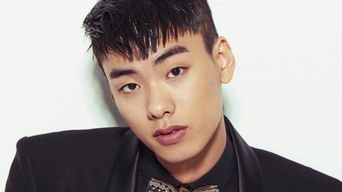 Rapper Iron. Rapper Iron, yang dikenal sebagai runner-up di program Show Me The Money 3, dikabarkan ditemukan meninggal dunia di luar kompleks apartemennya.  