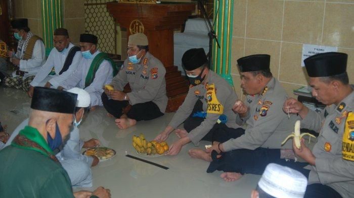 Jajaran Polres Pangkalpinang menggelar Aafari Jumat di Masjid di Pangkalpinang, Jumat (29/1/2021).   
