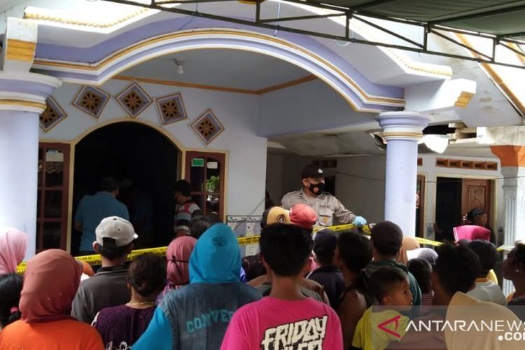 Polres Lumajang melakukan olah tempat kejadian perkara (TKP) di rumah korban yang meninggal diduga keracunan gas genset di Desa Pandanwangi, Kecamatan Tempeh, Kabupaten Lumajang, Rabu (27/1/2021) 