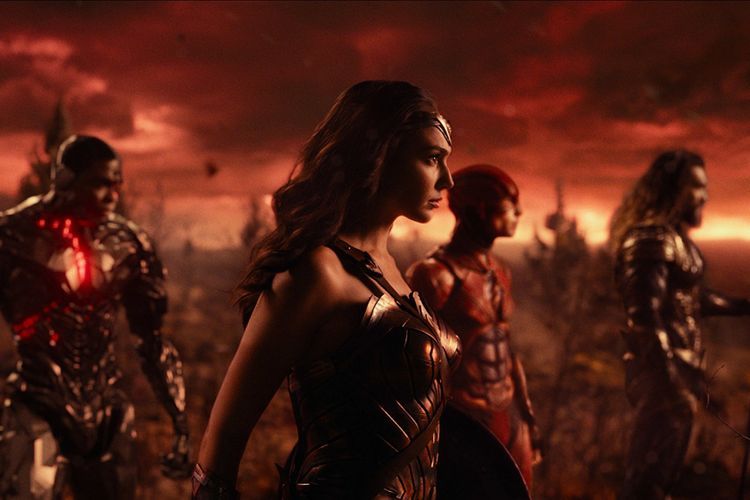 Jason Momoa (Aquaman), Gal Gadot (Wonder Woman), Ezra Miller (The Flash), dan Ray Fisher (Cyborg) beraksi dalam Justice League (2017).