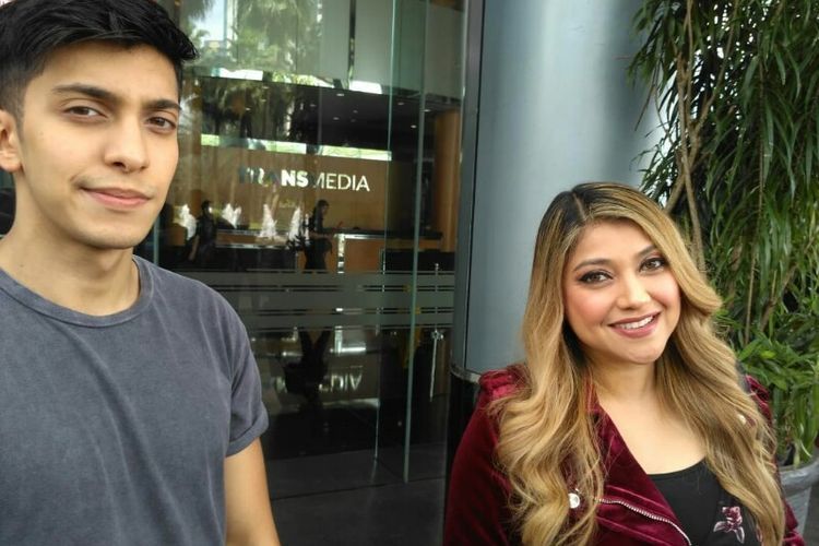 Sarah Azhari didampingi putranya Albany Ray usai tampil di salah satu acara stasiun televisi swasta di kawasan Mampang, Jakarta Selatan, Kamis (10/1/2019)