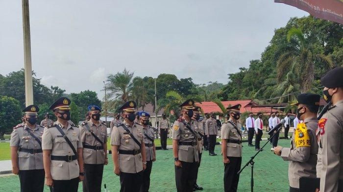 Kapolres Bangka AKBP Widi Haryawan memimpin Upacara Serahterima Jabatan (Sertijab) 5 pejabat utama (PJU) Polres bangka di halaman Upacara Mapolres Bangka, Jumat (5/2/2021).