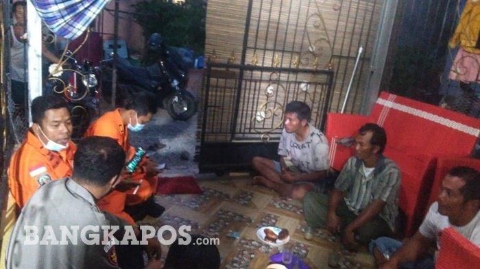 Tiga nelayan yang selamat setelah beberapa hari terombang-ambing di Perairan Laut Beltim saat ditemui Tim SAR Gabungan dirumah nelayan Desa Baru, Jumat (5/2/2021).