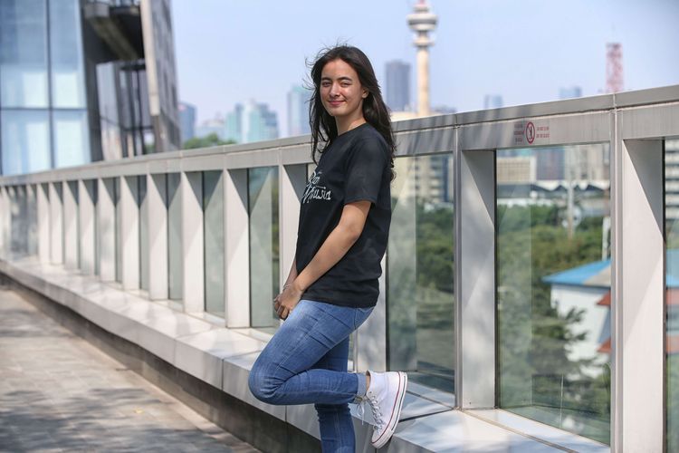 Mawar Eva de Jongh pemeran Annelies Mellema saat promo film Bumi Manusia di Kantor Redaksi Kompas.com, Menara Kompas, Jakarta, Selasa (23/7/2019). Film Bumi Manusia yang diadaptasi dari novel karya Pramoedya Ananta Toer akan mulai diputar di bioskop 15 Agustus mendatang. 