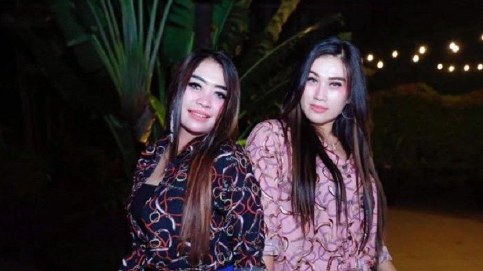 Duo Geboy bersama Anggra Putri Tania (tengah) selaku pihak dari IMP Entertaiment ditemui di kawasan Slipi Jakarta Barat, Senin (15/2/2021).  