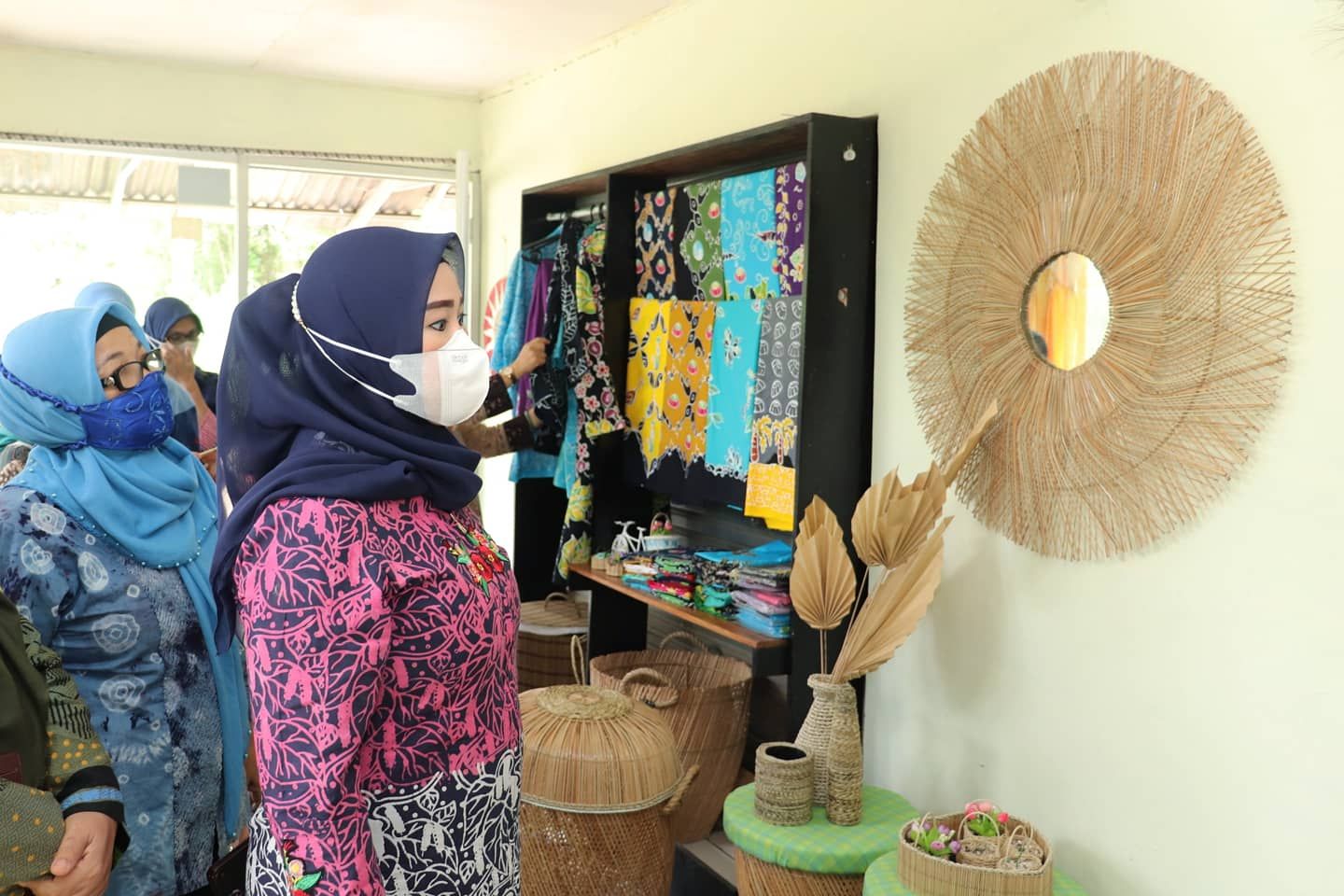  Ketua Tim Penggerak PKK Kabupaten Bangka, Yusmiati Mulkan mengunjugi pelaku UMKM pengrajin lidi nipah di Dusun Sungai Dua Desa Kotawaringin Kecamatan Puding Besar, Kamis (18/2/2021)