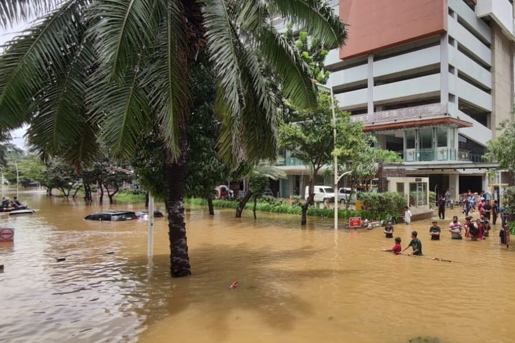 Jalan Kemang Raya, Jakarta Selatan, terendam banjir hingga 2 meter, Sabtu (20/2/2021), akibat hujan deras yang mengguyur sejak dini hari. 