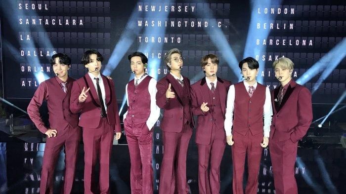 Bangtan Boys alias BTS kembali membawa pulang penghargaan Top Social Artis tahun ini.