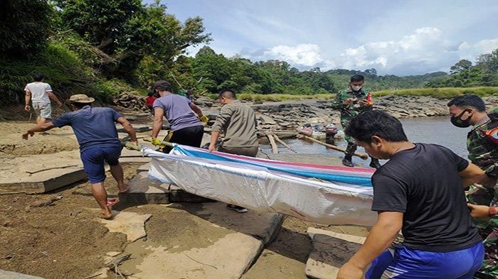 Tim gabungan mengevkuasi jenazah Misdari yang ditemukan terapung di sungai melawi. Korban diduga tewas akibat sengatan listrik saat mencari ikan di sungai.
