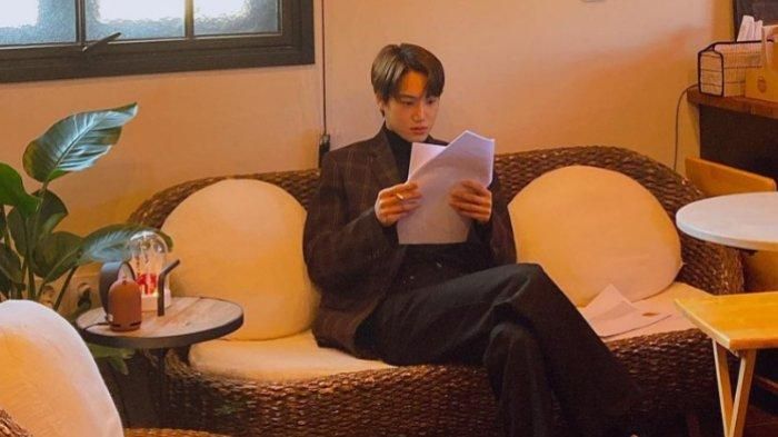 Kai kembali membuat hati para EXO-L berdegup dengan pemotretan terbaru bersama brand ternama asal Italia itu.  