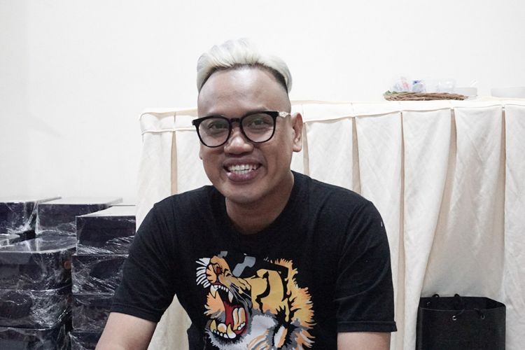 Pembawa acara Uya Kuya saat diabadikan dalam acara Belanja Buku 100 Anak Yatim dan Buka Puasa Bersama Trans 7 di Kawasan Tendean, Jakarta Selatan, Rabu (6/6/2018)  