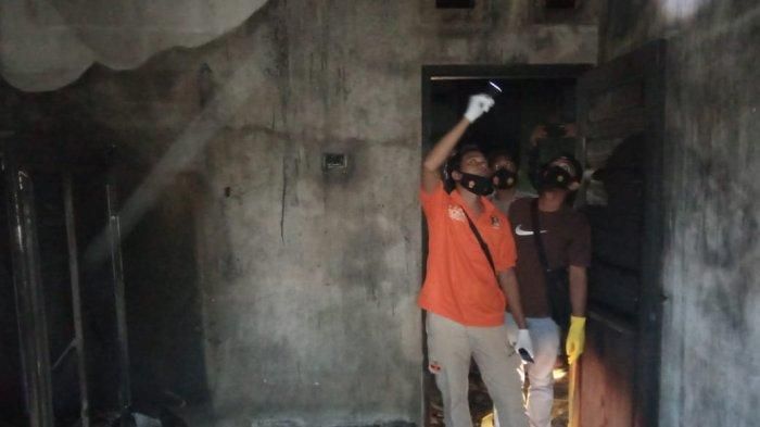 Tim Identifikasi Polres Bangka mengecek lokasi kebakaran rumah di Balunijuk Kecamatan Merawang Kabupaten Bangka Selasa (2/3/2021).