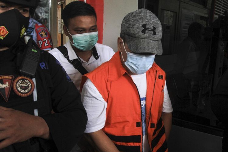 Terdakwa kasus korupsi lahan kuburan Johan Anuar, saat izin keluar Rumah Tahanan (Rutan) Pakjo Palembang, untuk dilantik Gubernur Sumatera Selatan Herman Deru sebagai Wakil Bupati Ogan Komering Ulu (OKU) terpilih, Jumat (26/2/2021)   