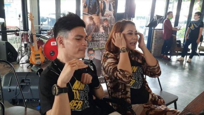 El Ibnu dan Sarah Dee saat ditemui di kawasan Gatot Subroto usai perilisan lagu Muntaber milik El Kasih Reborn, Kamis (11/3/2021)
