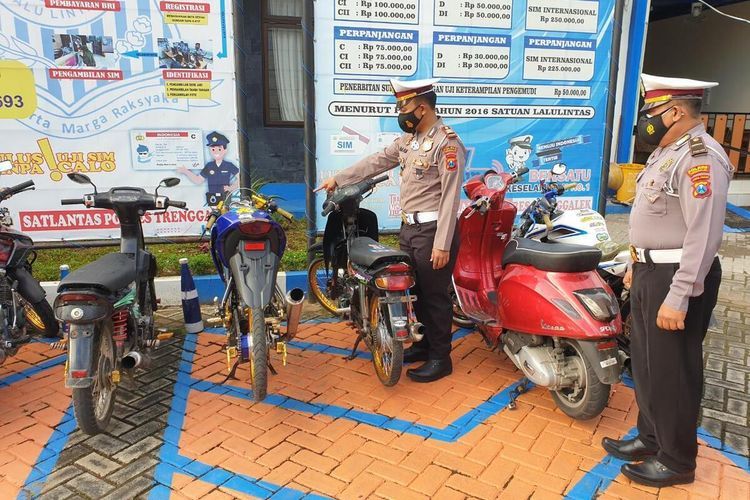 Kasatlantas Polres Trenggalek AKP Imam Mustolih, menunjukkan sepeda motor bersuara bising yang kini diamankan di mapolres Trenggalek, Selasa (02/03/2021). (SLAMET WIDODO) 