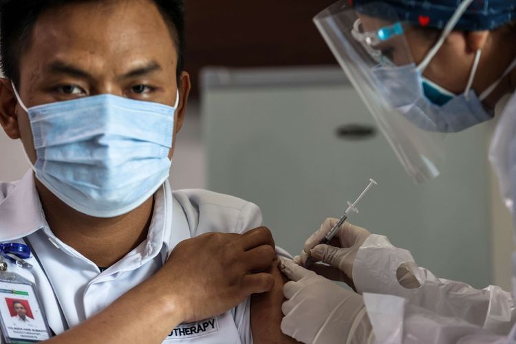 Petugas kesehatan menerima suntikan vaksin corona buatan Sinovac di Rumah Sakit Siloam TB Simatupang, Jakarta Selatan, Kamis (14/1/2021). Vaksin Sinovac telah mendapatkan izin penggunaan darurat atau emergency use authorization (EUA) dari Badan Pengawas Obat dan Makanan (BPOM). Dengan izin penggunaan darurat ini, vaksin CoronaVac produksi Sinovac Life Science Co.Ltd.China dan PT Bio Farma (Persero) dapat digunakan untuk program vaksinasi di Indonesia. 