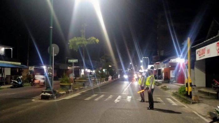 Anggota Satuan Lalu lintas Polres Bangka Selatan saat bertugas di Jalan Jenderal Sudirman Toboali.