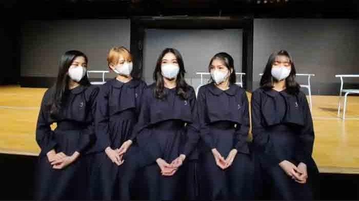 Member JKT48 saat perilisan singel terbaru berjudul Cara Ceroboh Untuk Mencinta di JKT48 Theater, FX Sudirman Jakarta Pusat, Selasa (16/3/2021). 