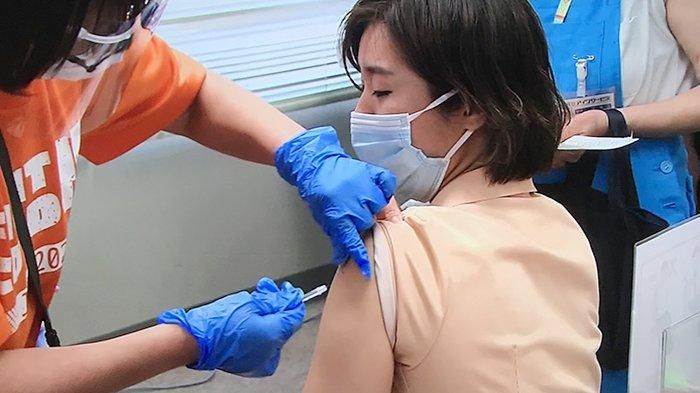 Seorang tenaga medis di Jepang sedang divaksinasi Covid-19. - Pusat Pengendalian dan Pencegahan Penyakit AS (CDC) merilis panduan apa saja yang boleh dan tidak boleh dilakukan orang setelah di vaksin covid-19.  