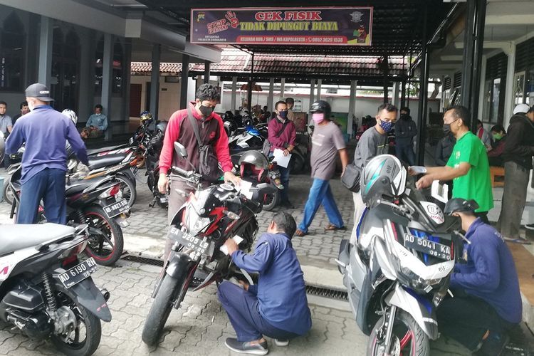 petugas melakukan cek fisik kendaraan yang pajak lima tahunan di Samsat Kota Solo (ari)  