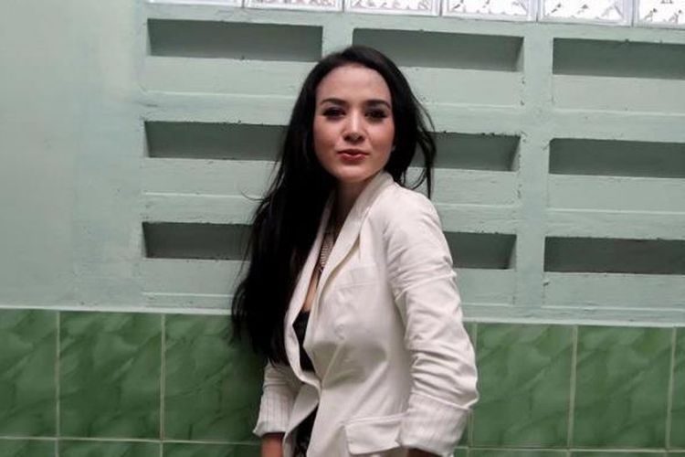 Model sekaligus artis peran Cynthiara Alona menggelar acara syukuran bersama para anak yatim piatu dari Panti Asuhan Anak Tebet, Jakarta Selatan, sabtu (16/3/2013). Acara syukuran itu diadakannya berkait dengan kebebasannya sesudah tiga bulan mendekam di Lembaga Pemasyarakatan Tangerang.
