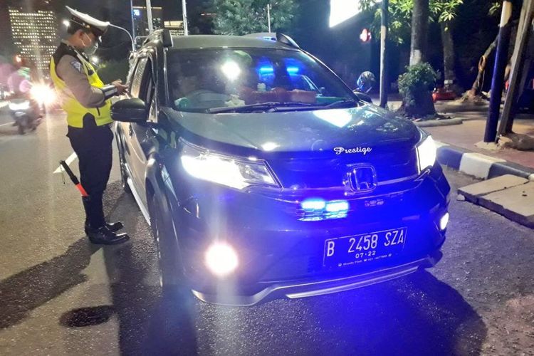 Kepolisian melakukan razia penyalahgunaan lampu isyarat seperti rotator, strobo dan sirine   (Twitter/TMCPoldaMetro)  