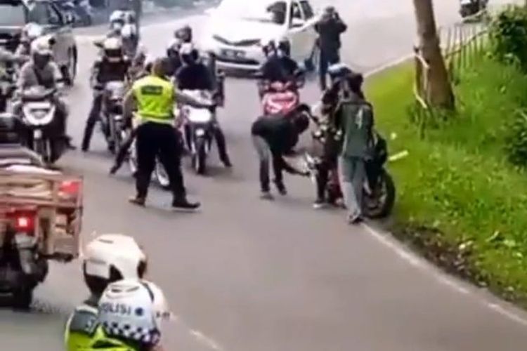 Razia knalpot racing pada pengguna motor di Bandung (Istimewa)  