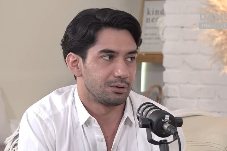 Reza Rahadian sedang berbincang dengan Daniel Mananta. (Bidikan layar YouTube Daniel Mananta Network).