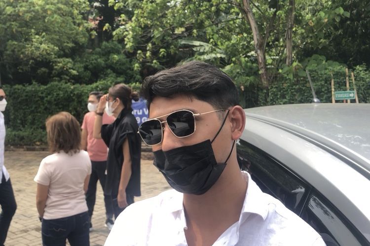 Arya Saloka daat ditemui di kawasan Pondok Indah, Jakarta Selatan, Sabtu (17/4/2021).  \