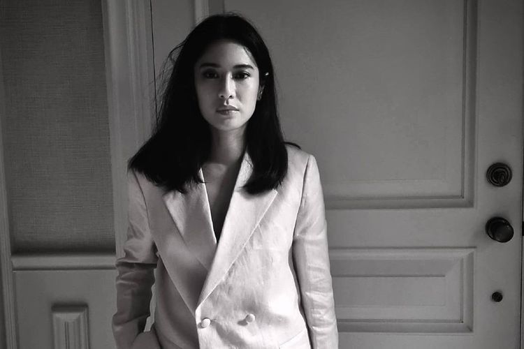 Aktris Dian Sastrowardoyo ikut mengunggah foto hitam-putih di Instagram dengan membubuhkn tagar #womensupportingwomen.  